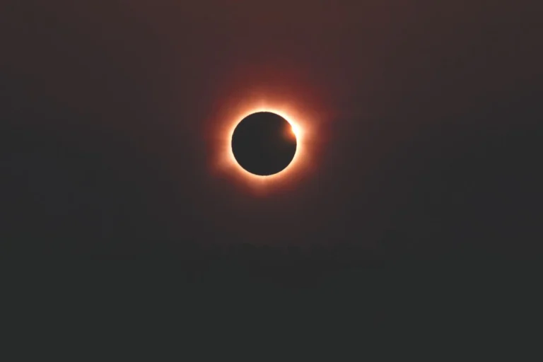 Eclipse solar anular con anillo de fuego visible en el cielo