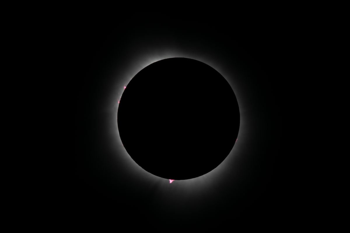 Eclipse solar anular con corona resplandeciente