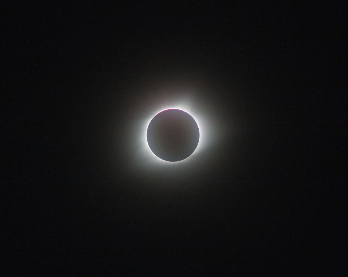 Eclipse solar completo visto desde la Tierra