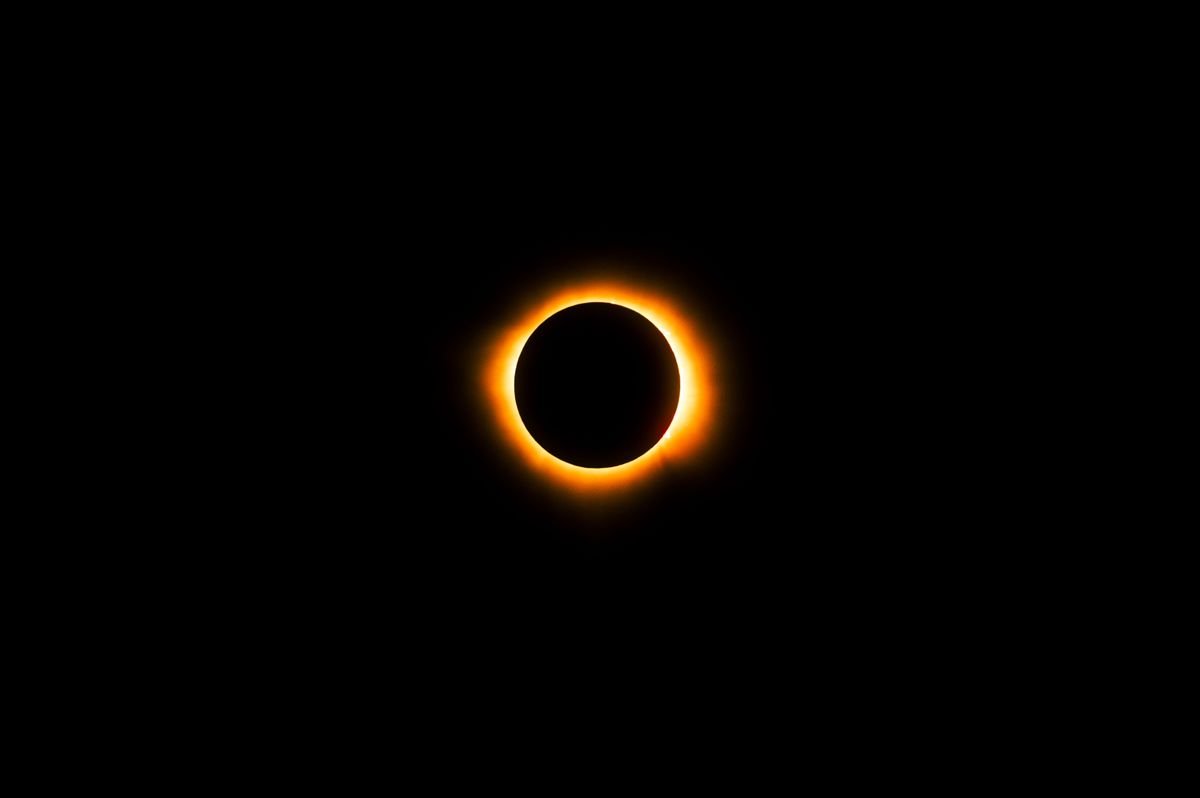 Fases del eclipse solar anular en el cielo