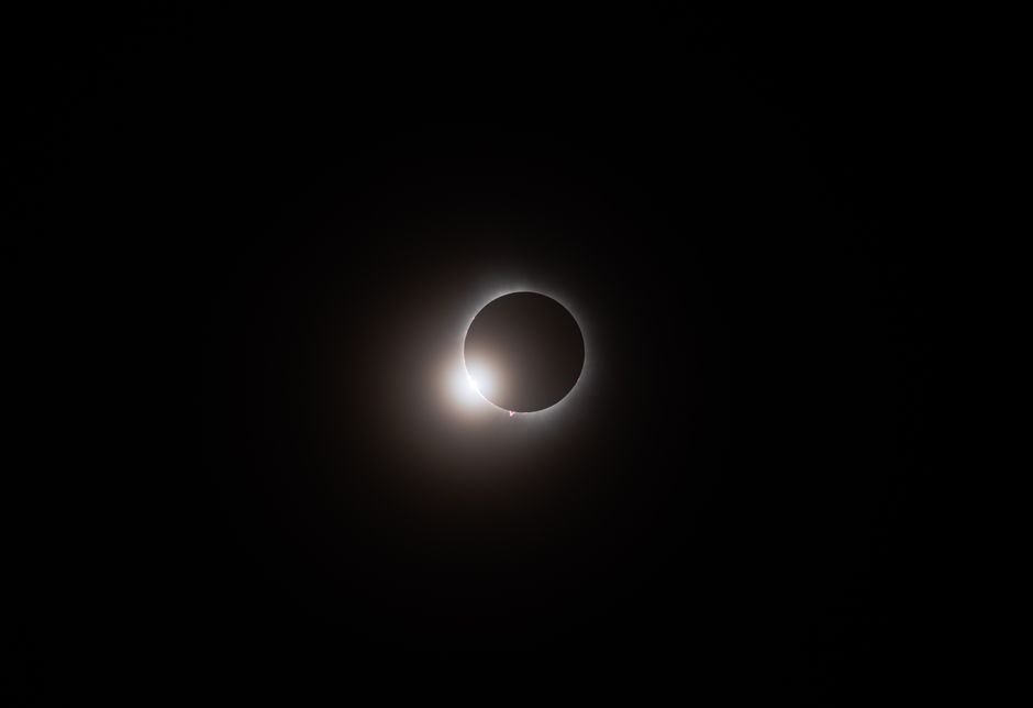 Impresionante eclipse solar total creando un efecto de anillo de diamante