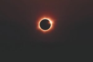 Impresionante vista de un eclipse solar en Palmas, Tocantins, Brasil, con una vívida corona.