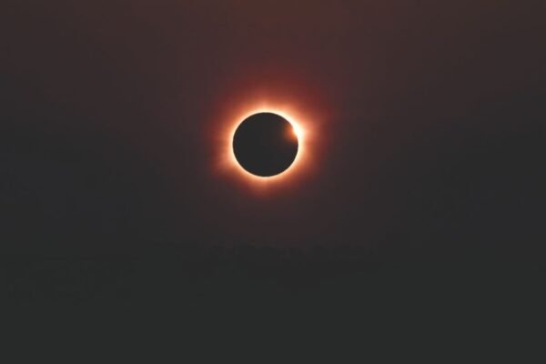 Impresionante vista de un eclipse solar en Palmas, Tocantins, Brasil, con una vívida corona.