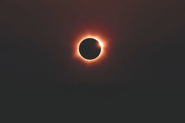 Impresionante vista de un eclipse solar en Palmas, Tocantins, Brasil, con una vívida corona.