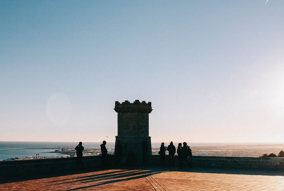 Gente mirando cielo atardecer