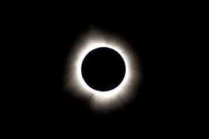 Eclipse solar total con la corona solar visible en todo su esplendor