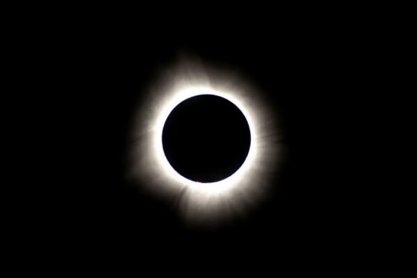 Eclipse solar total con la corona solar visible en todo su esplendor
