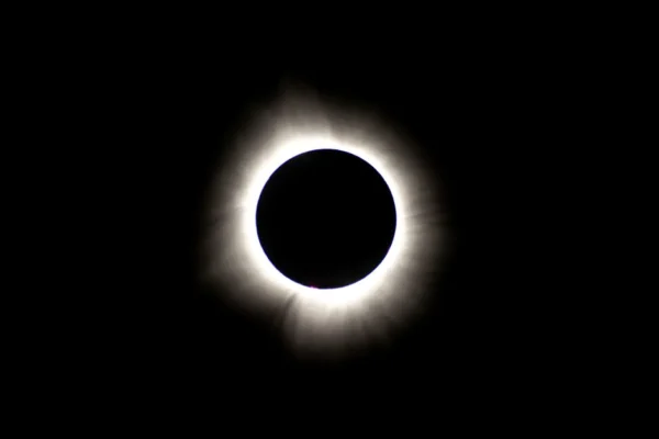 Eclipse solar total con la corona solar visible en todo su esplendor