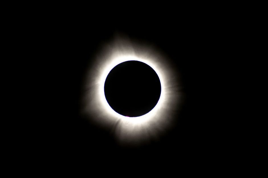 Eclipse solar total con la corona solar visible en todo su esplendor