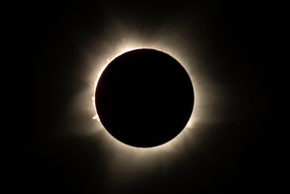 Eclipse solar total con efecto dramático y corona visible
