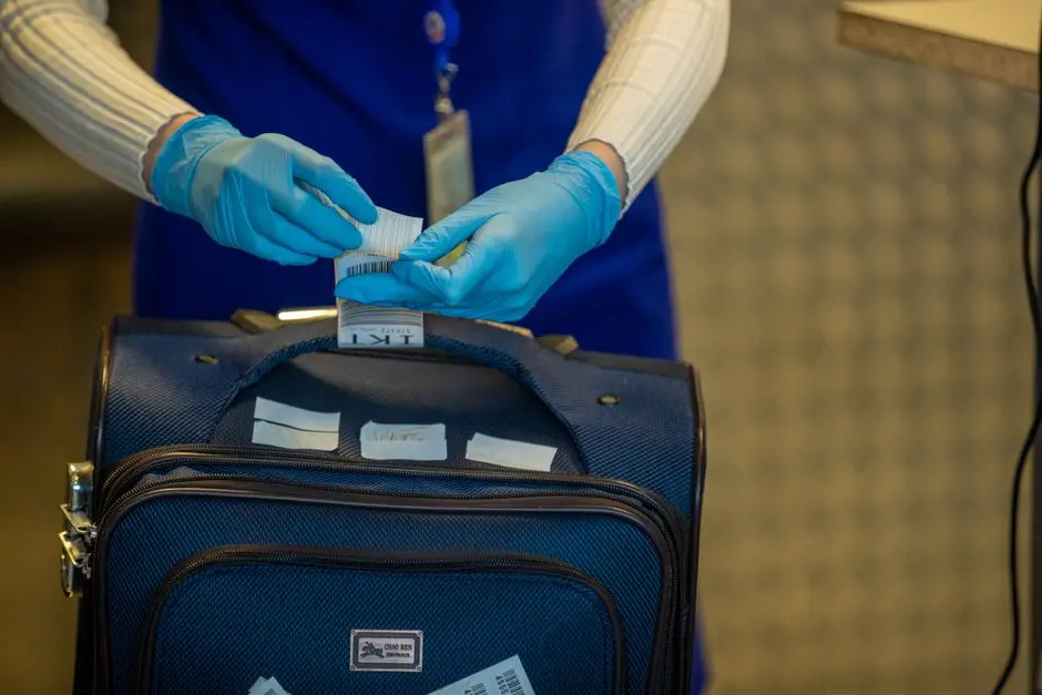 Maleta con etiquetas de identificación y control de seguridad en el aeropuerto