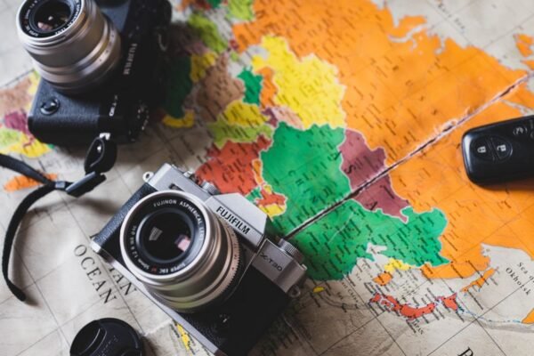 Cámaras Dslr Negras Y Plateadas En El Mapa