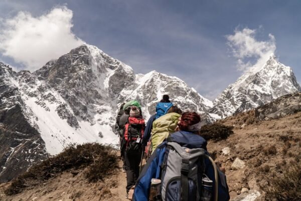 Viajero con pantalones de senderismo en la montaña