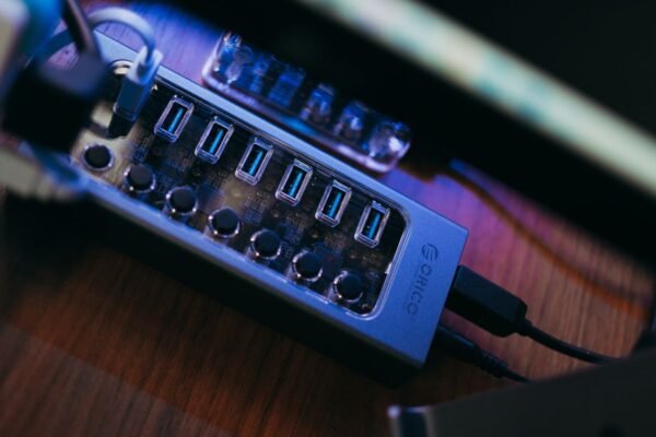 Hub USB-C con múltiples puertos para conectar periféricos a un portátil durante un viaje