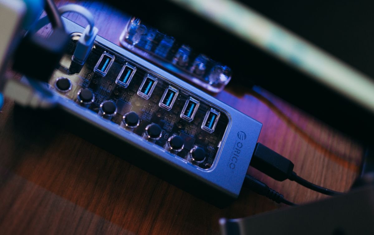 Hub USB-C con múltiples puertos para conectar periféricos a un portátil durante un viaje