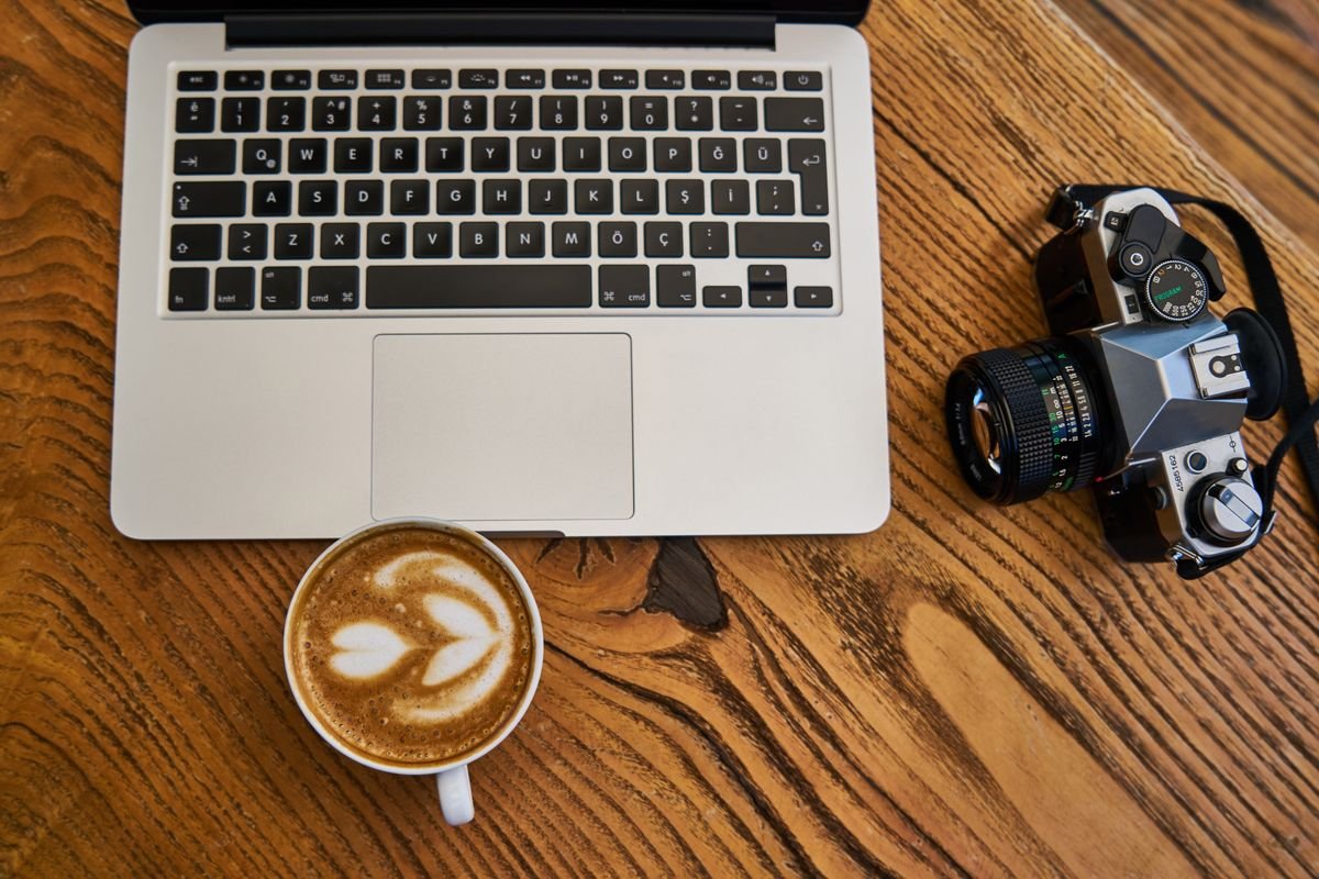 Espacio de trabajo nómada digital con portátil