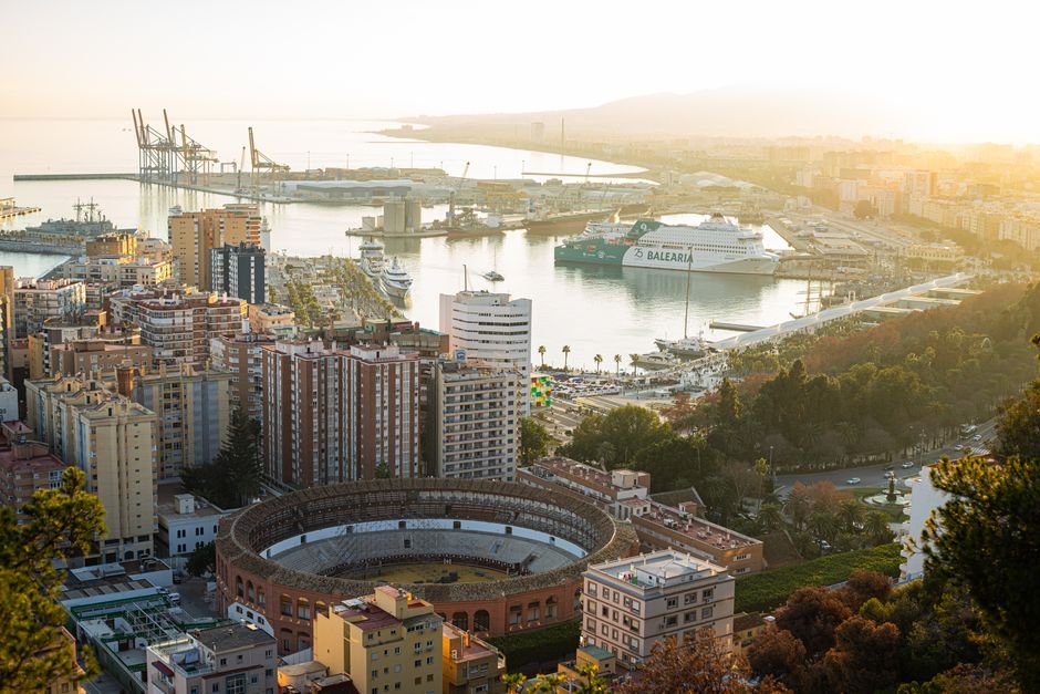 Vista aérea de Málaga con la plaza de toros y el puerto