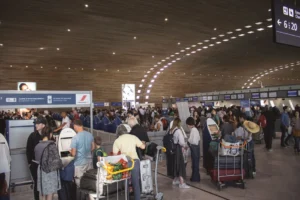 Aeropuerto con viajeros en la cinta de equipaje facturado
