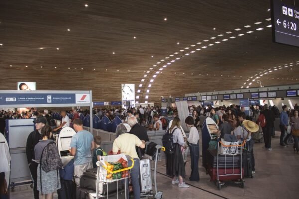 Aeropuerto con viajeros en la cinta de equipaje facturado