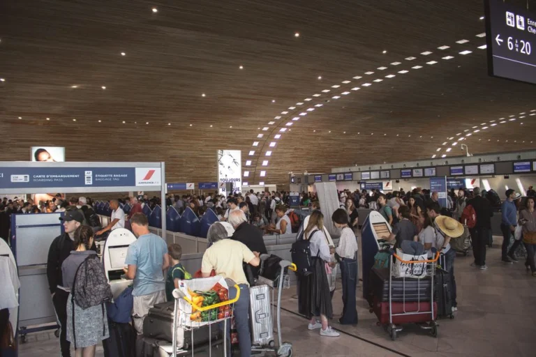 Aeropuerto con viajeros en la cinta de equipaje facturado