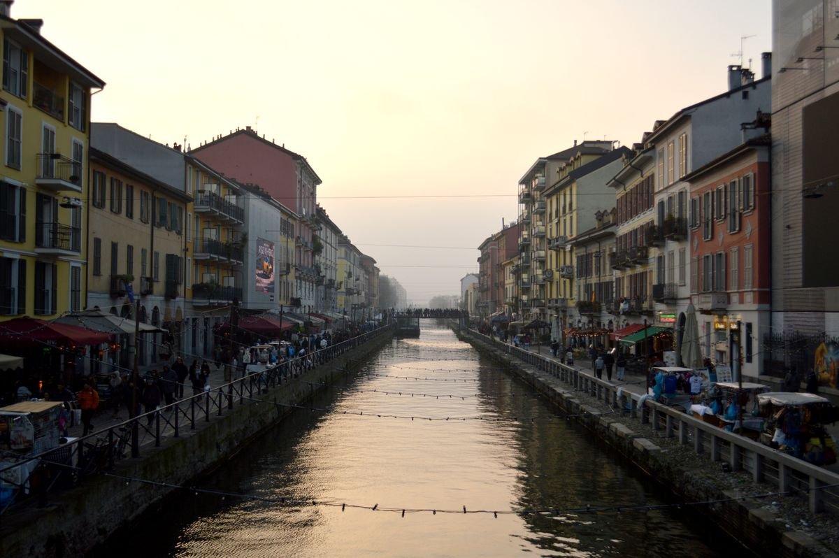 Atardecer en el canal Naviglio Grande de Milán