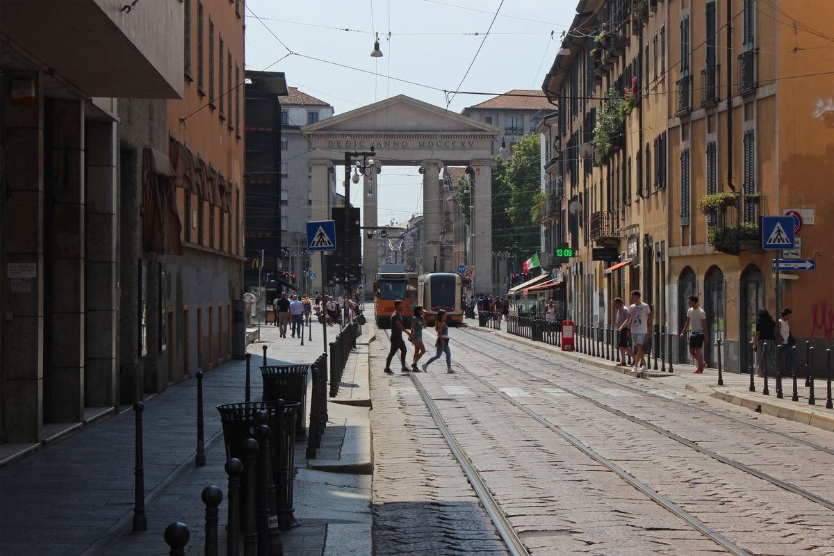 Calle Porta Ticinese y tranvía histórico en Milán