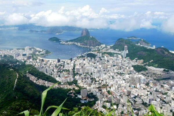 Vista aérea de Río de Janeiro con el Pan de Azúcar al atardecer