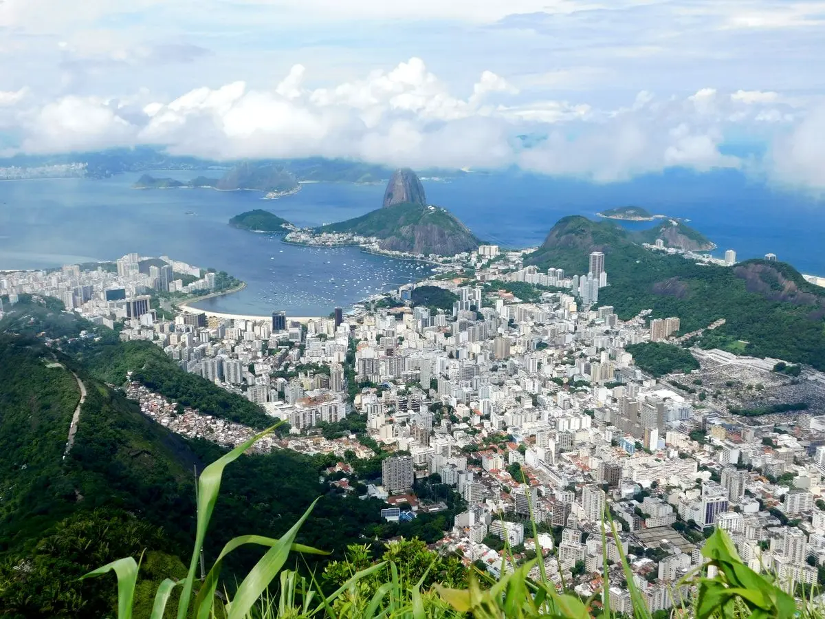 Vista aérea de Río de Janeiro con el Pan de Azúcar al atardecer