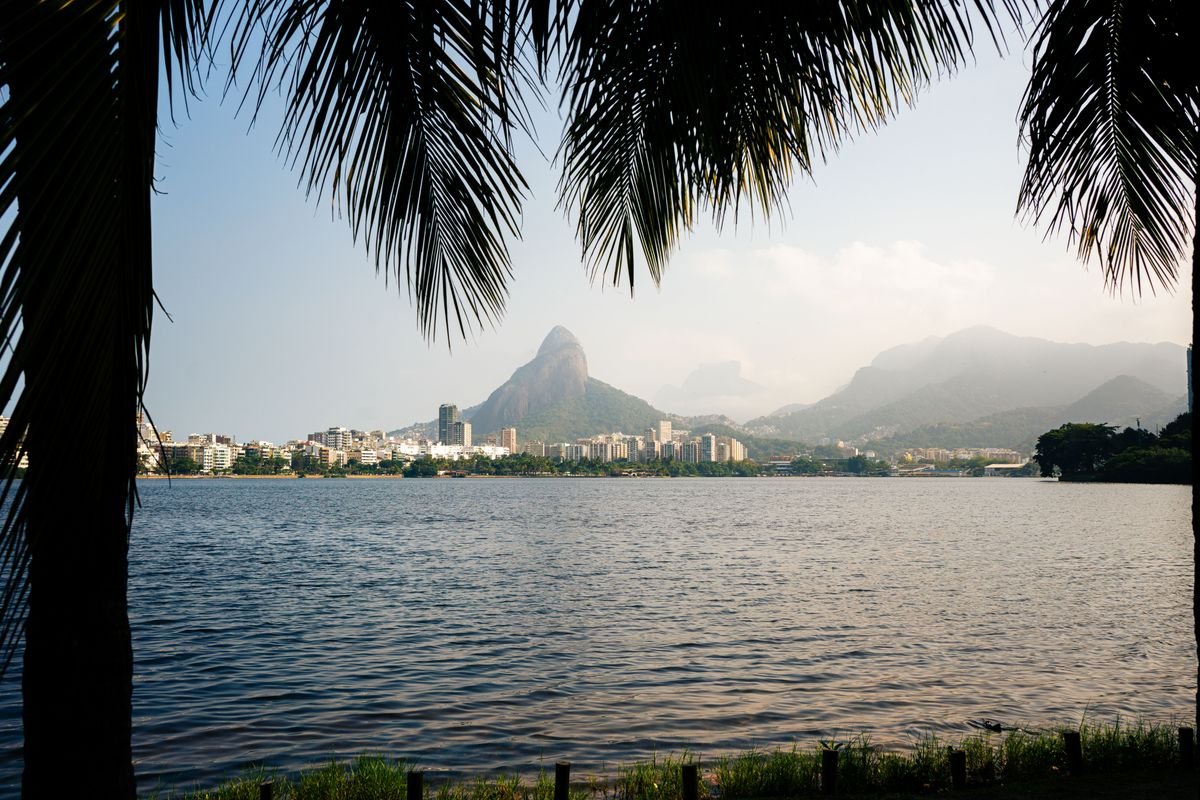 Vista panorámica de Pedra da Gávea enmarcada por palmeras en Río de Janeiro