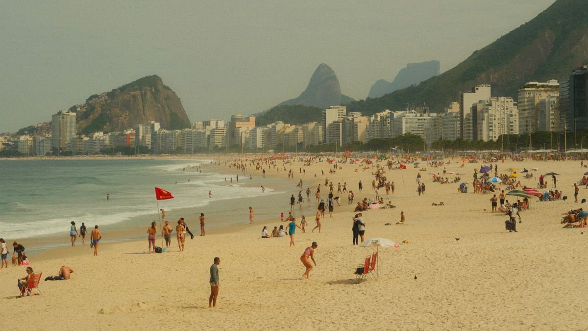Playa de Copacabana con el emblemático horizonte de Río de Janeiro
