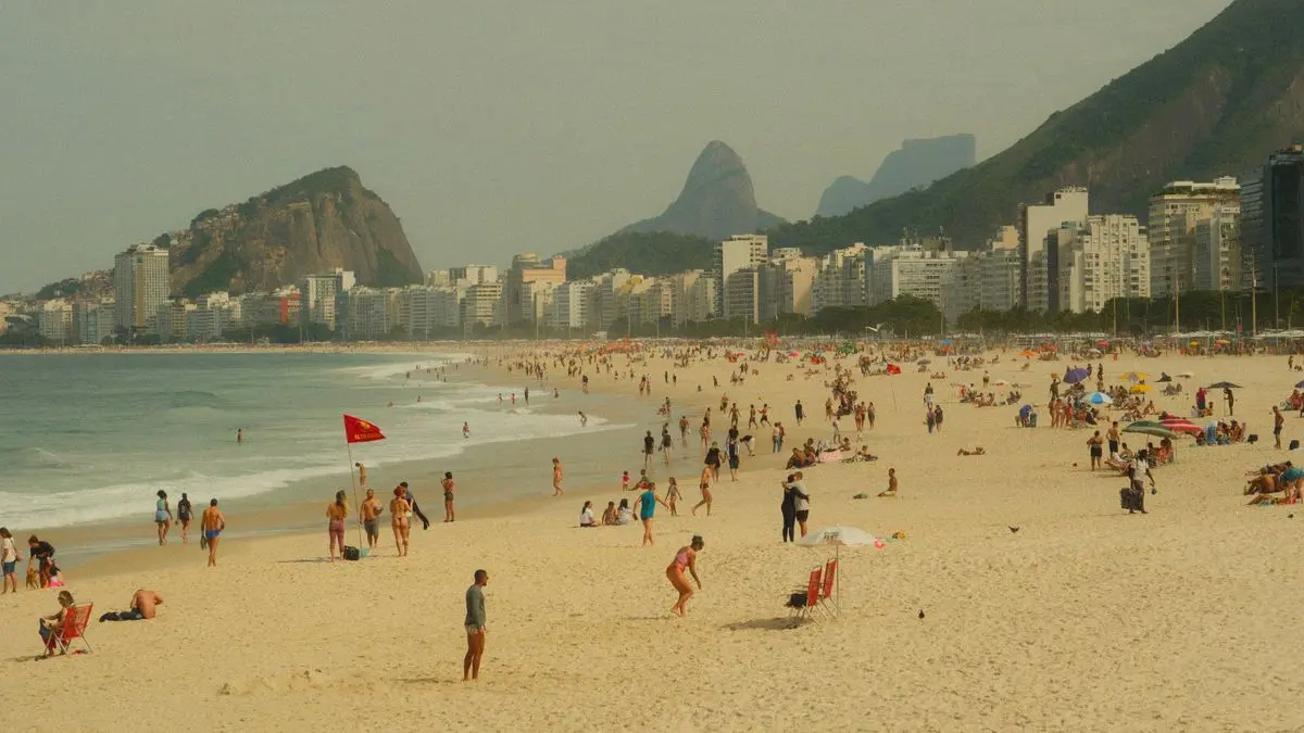 Playa de Copacabana con el emblemático horizonte de Río de Janeiro
