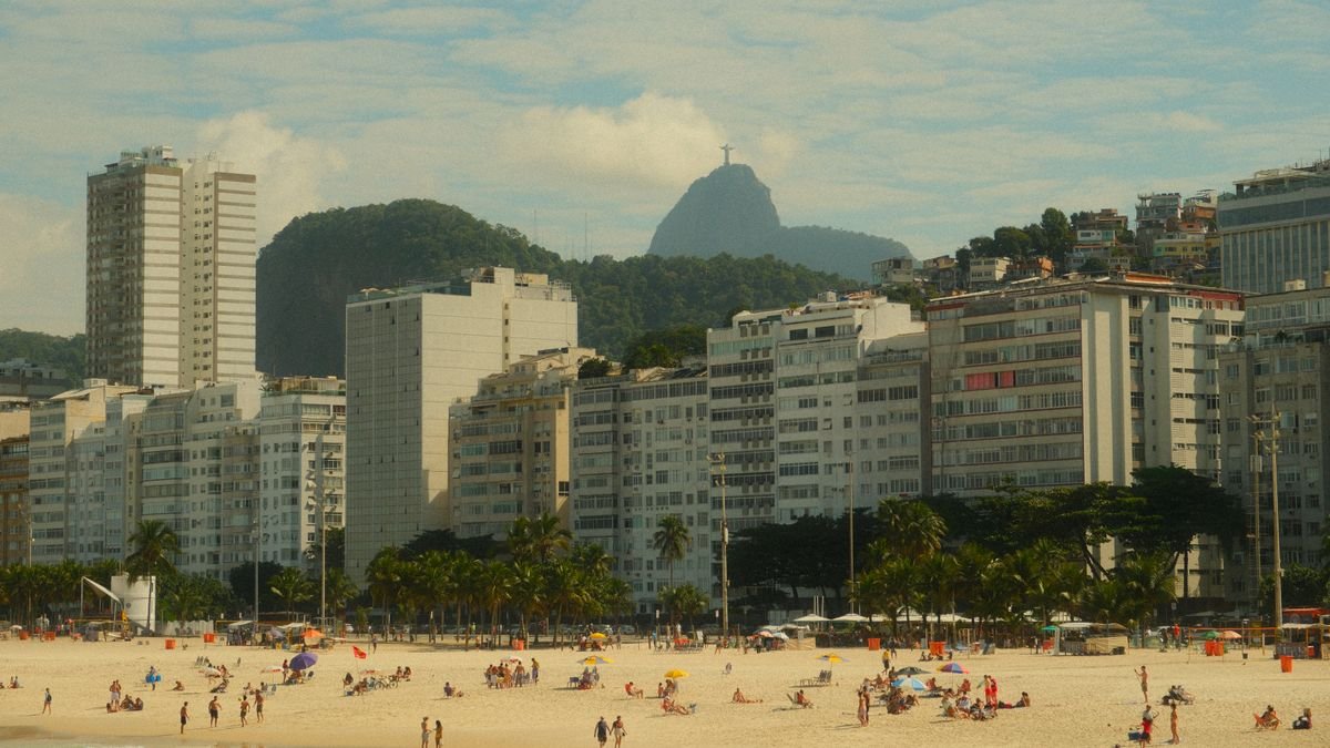 Playa de Copacabana con el Cristo Redentor al fondo