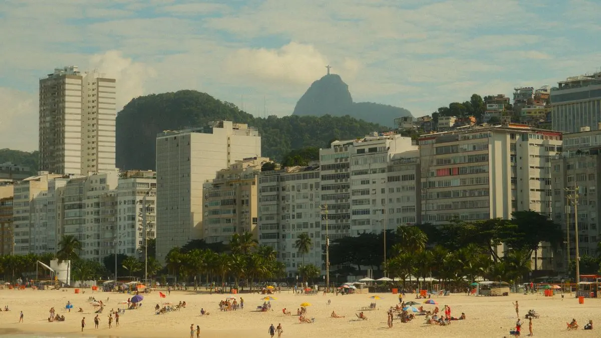 Playa de Copacabana con el Cristo Redentor al fondo