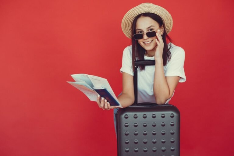 Mujer con maleta preparada para viajar