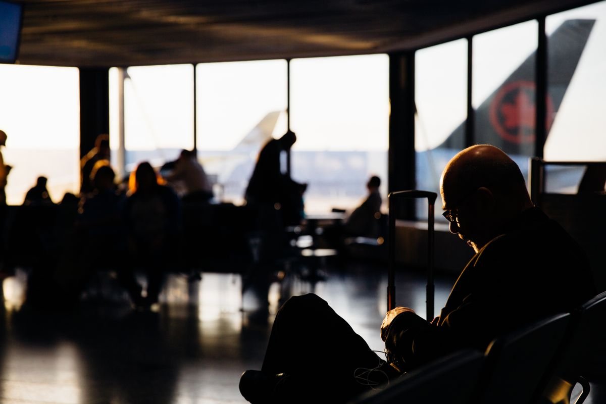 Viajeros en terminal de aeropuerto