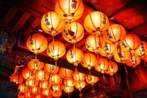 Templo taiwanés iluminado con farolillos rojos al anochecer