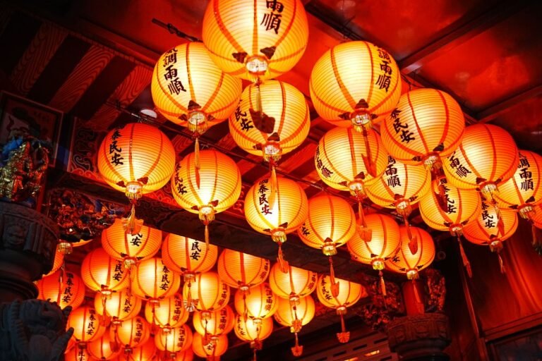 Templo taiwanés iluminado con farolillos rojos al anochecer