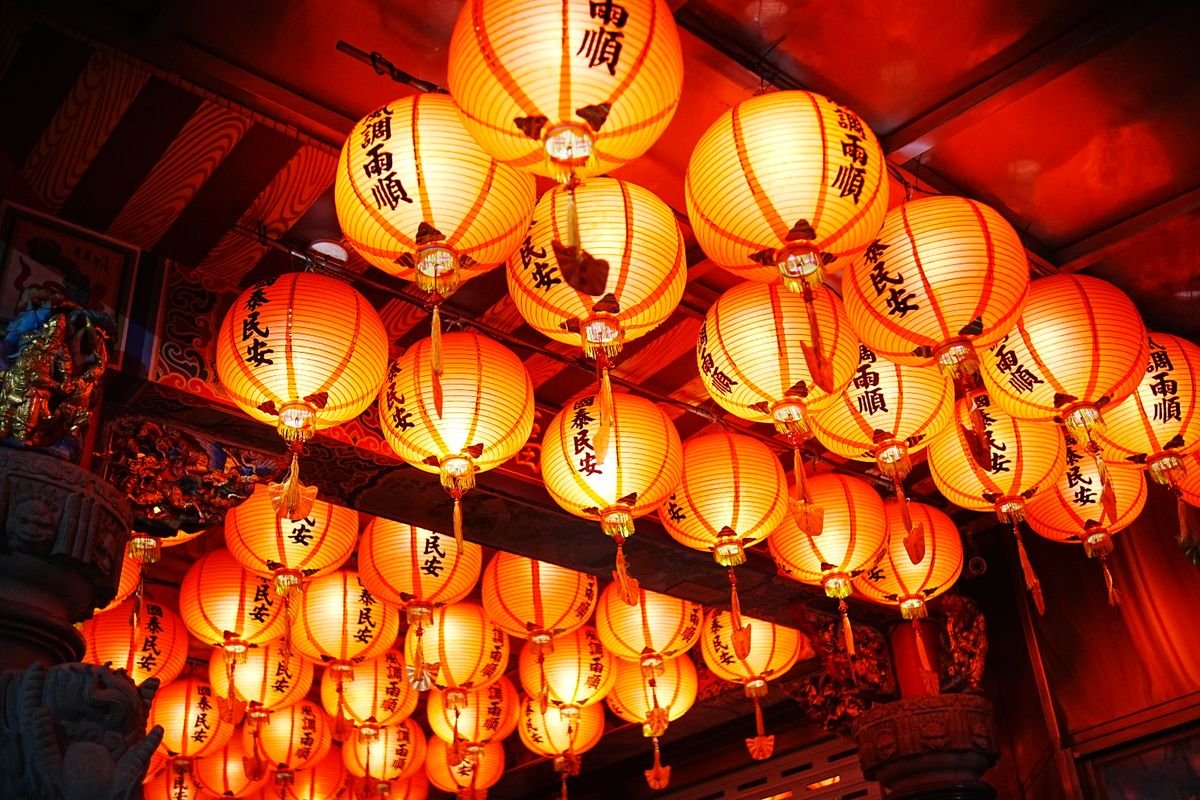 Templo taiwanés iluminado con farolillos rojos al anochecer