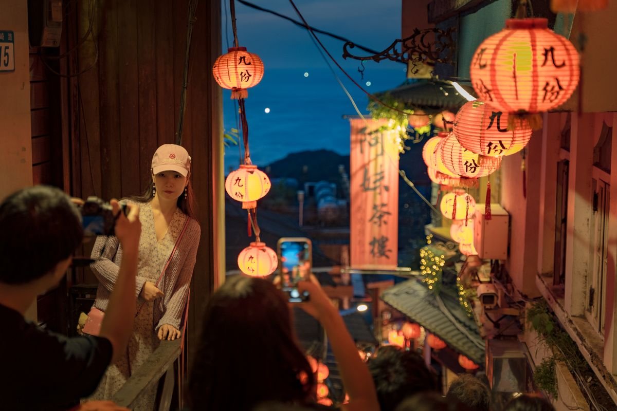 Calles iluminadas de Jiufen con farolillos rojos al anochecer