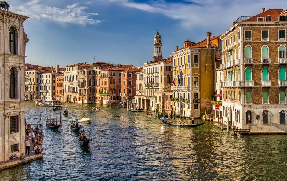 Canal de Venecia con puente historico