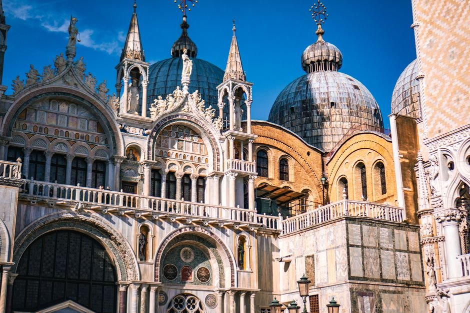 Plaza de San Marcos en Venecia con la Basilica al fondo