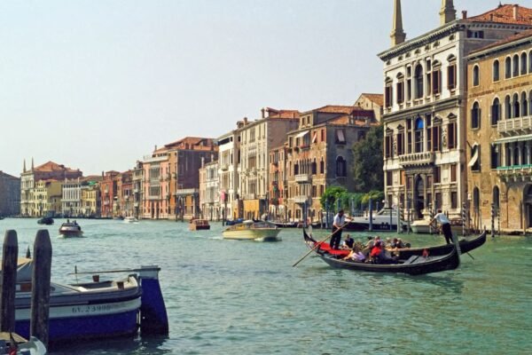 Gran Canal de Venecia con gondolas al atardecer