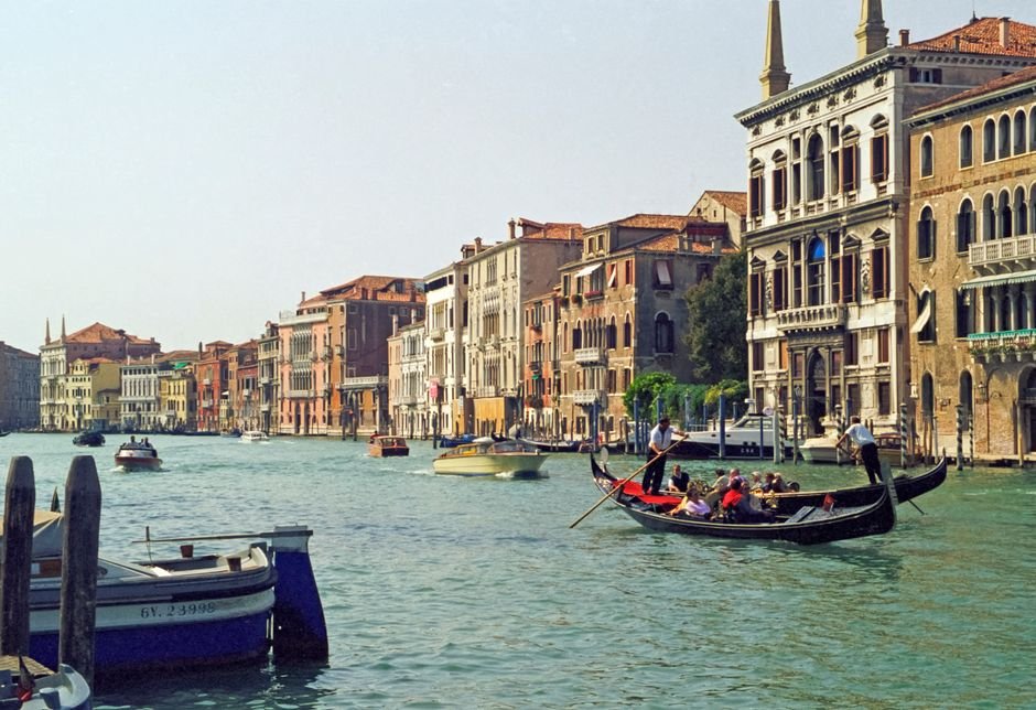 Gran Canal de Venecia con gondolas al atardecer