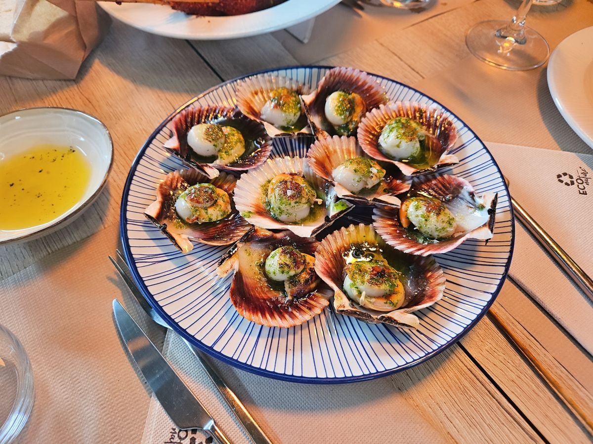 Vieiras gallegas preparadas al horno, plato típico de A Coruña