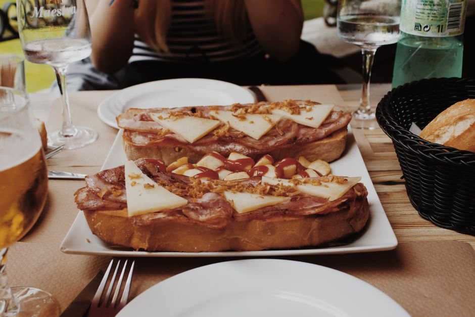 Mesa de Dónde con comer y productos de temporada