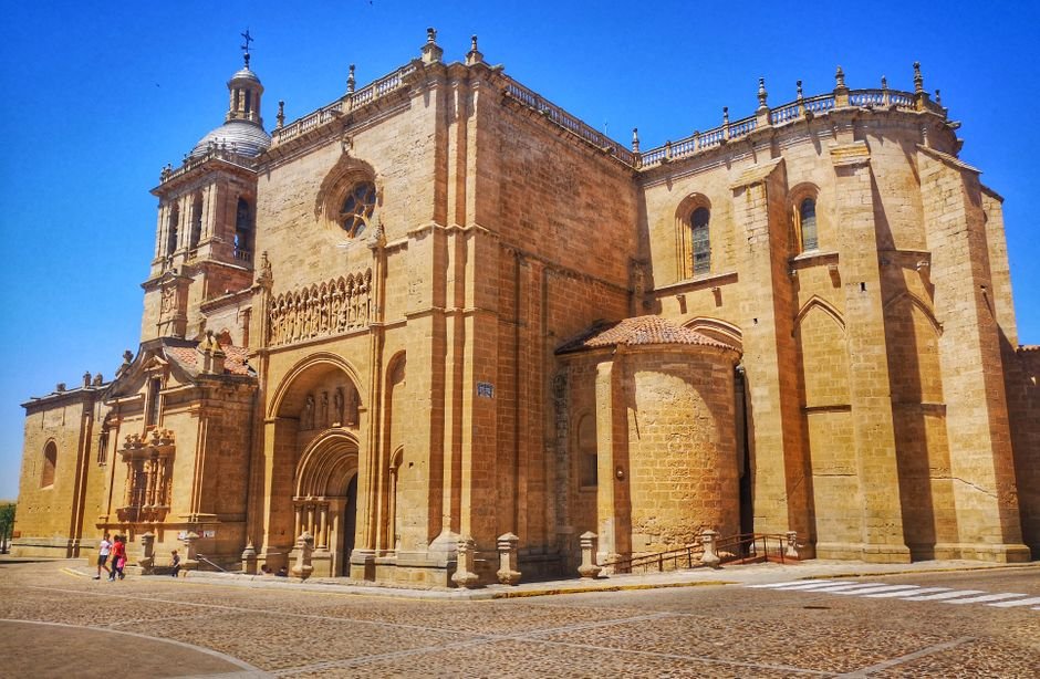 Catedral de Zamora con cimborrio bizantino y cielo azul