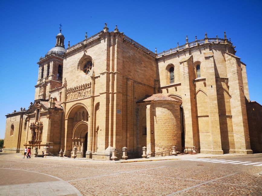 Iglesia romanica historica de Zamora bajo el sol