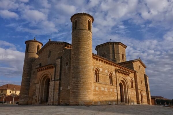 Iglesia romanica en Zamora con torres redondas