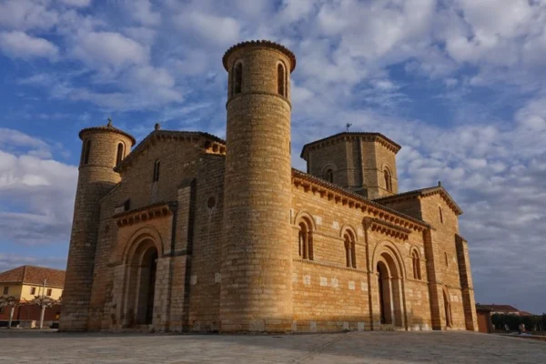 Iglesia romanica en Zamora con torres redondas