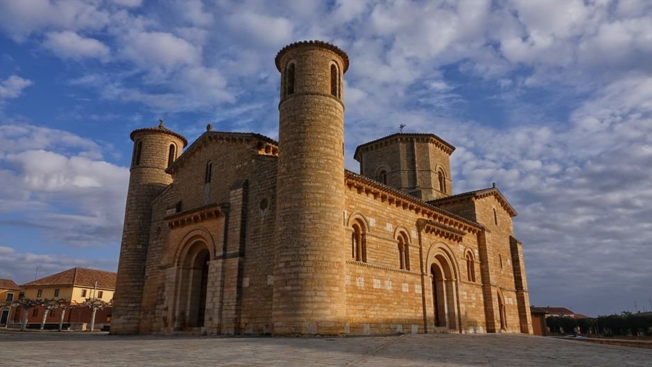 Iglesia romanica en Zamora con torres redondas